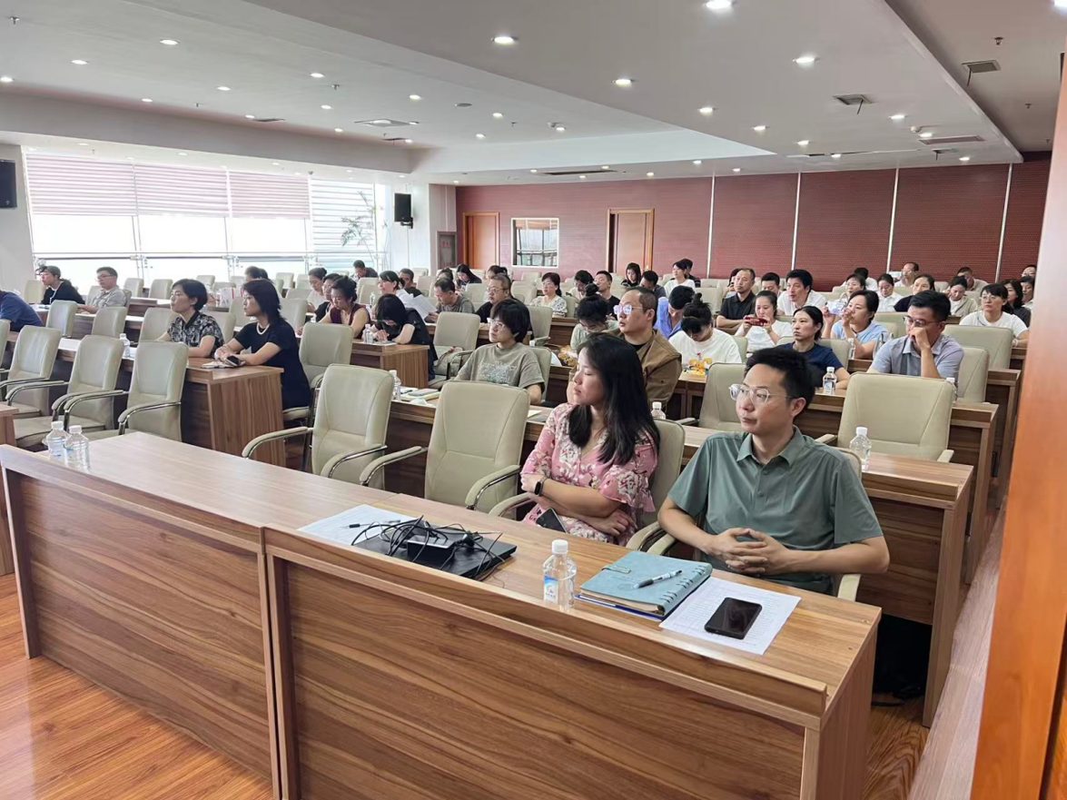 学员围坐实操课堂场景